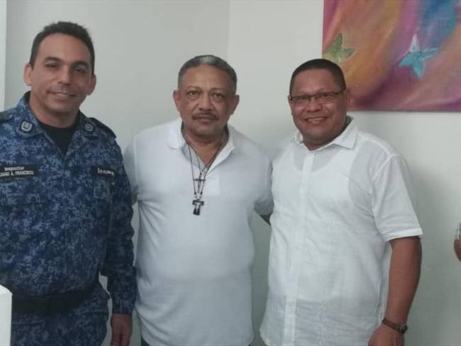 Manuel del Cristo Cadrazco, junto al guarda del Inpec y a uno de los testigos de sus posesión. Foto: Tomada de Facebook.