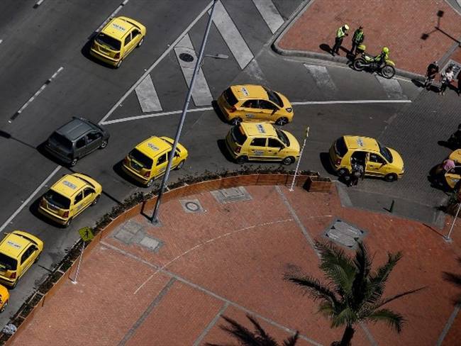 Denuncian taxistas que adulteran taxímetros con una aplicación. Foto: Colprensa/Mauricio Alvarado