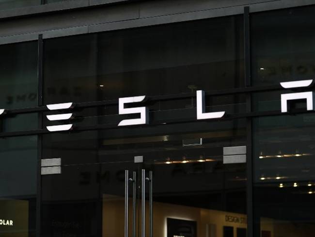 Foto de referencia del logo de la empresa Tesla. Foto: Getty Images/Jeremy Moeller