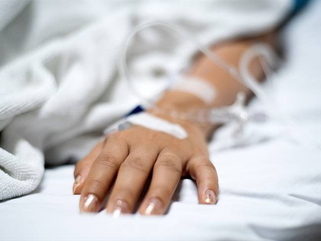 Imagen de referencia de una persona en hospital por COVID-19. Foto: Getty Images / Sorrasak Jar Tinyo