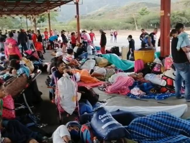 Cientos de venezolanos varados en Venezuela luego de cruzar la frontera. Foto: Cortesía