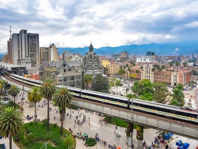 La exedil Claudia Ramírez explica cómo funciona el cierre de algunas calles de Provenza en Medellín. Foto: Getty Images / SMARTSHOTS INTERNATIONAL