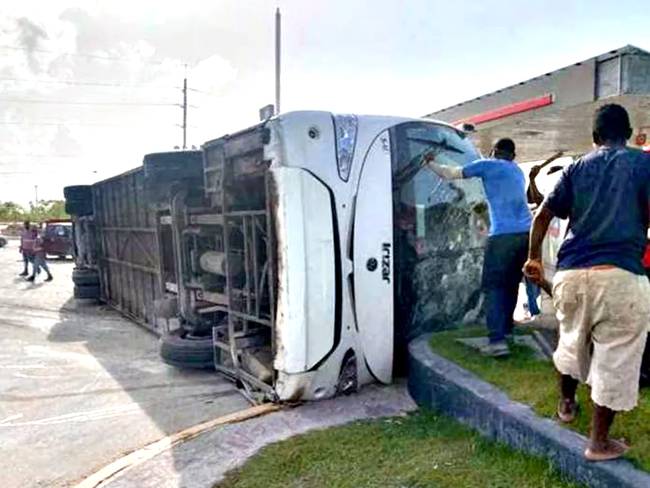 Siete colombianos heridos en volcamiento de un bus en Punta Cana