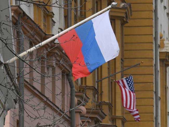 A Russian flag flies next to the US embassy building in Moscow on April 15, 2021. - The United States announced economic sanctions against Russia on April 15, 2021 and the expulsion of 10 diplomats in retaliation for what Washington says is the Kremlin&#039;s US election interference, a massive cyber attack and other hostile activity. (Photo by NATALIA KOLESNIKOVA / AFP) (Photo by NATALIA KOLESNIKOVA/AFP via Getty Images)