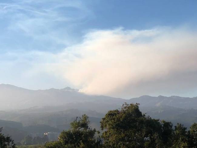 La columna de humo es visible desde Popayán. Foto: Bomberos Popayán