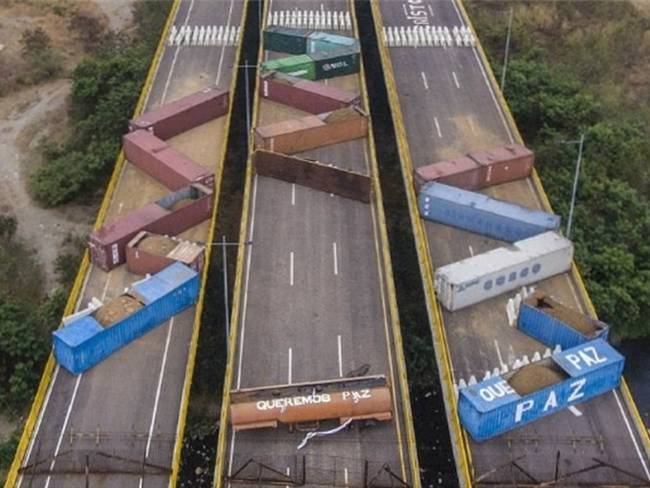 Las autoridades venezolanas reforzaron el bloqueo en el puente Tienditas que comunica a Cúcuta con el municipio de Pedro María Ureña. Foto: Agencia AFP