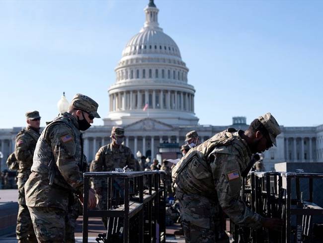 Guardia Nacional duerme en el Capitolio de Estados Unidos. Foto: Reynolds/Getty Images