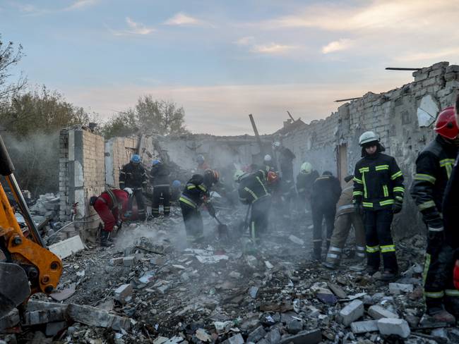 Hroza (Ukraine), 05/10/2023.- Rescuers work at the site of a military strike in the village of Hroza, Kupiansk district, Kharkiv region, northeastern Ukraine, 05 October 2023, amid the Russian invasion. At least 51 people were killed and seven others injured after a Russian missile hit the village of Hroza, Kupiansk district, the head of Kharkiv Regional State Administration Oleh Synehubov wrote on telegram. Among the victim was a six-year-old child, the head of Ukraine&#039;s Presidential Office Andriy Yermak said, adding that the Russian missile &#039;hit a civilian object&#039;. (Rusia, Ucrania) EFE/EPA/YAKIV LYASHENKO