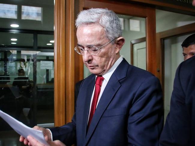 La Fiscalía busca legalizar pruebas dentro de la investigación que se adelanta contra Álvaro Uribe por supuesta manipulación de testigos. Foto: Colprensa / CAMILA DÍAZ