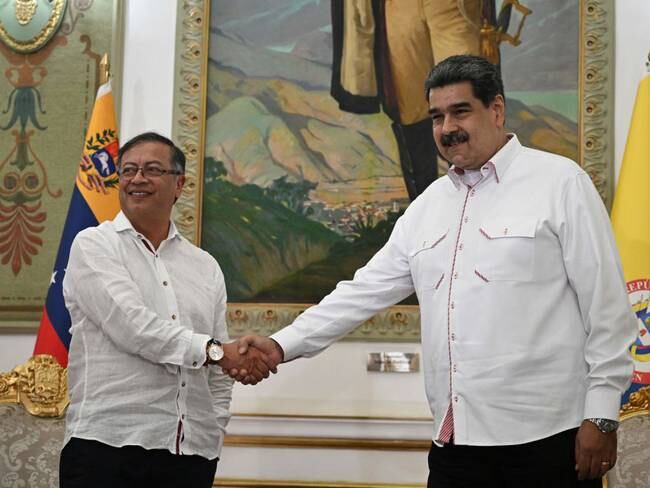 Gustavo Petro y Nicolás Maduro (Photo by Federico PARRA / AFP) (Photo by FEDERICO PARRA/AFP via Getty Images)