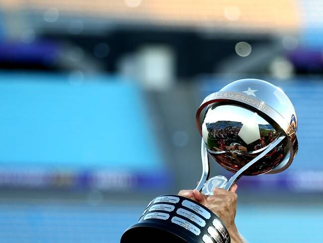 MONTEVIDEO, URUGUAY - NOVEMBER 20: Detail of the trophy as players of Paranaense  celebrate after winning the final match of Copa CONMEBOL Sudamericana 2021 between Athletico Paranaense and Red Bull Bragantino at Centenario Stadium on November 20, 2021 in Montevideo, Uruguay. (Photo by Ernesto Ryan/Getty Images)