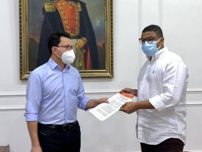 Richard Barros recibiendo de manos del gobernador Caicedo el decreto que lo nombraba como alcalde encargado. Foto: Gobernación del Magdalena