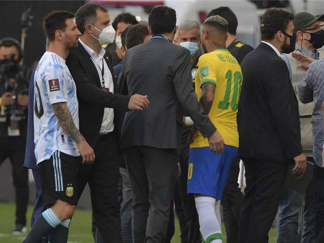 Lionel Messi y Neymar Jr en medio de la polémica en partido entre Brasil y Argentina. Foto: NELSON ALMEIDA/AFP via Getty Images