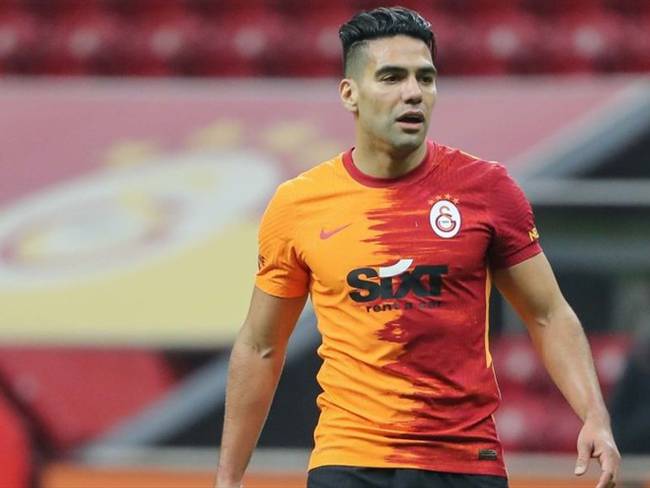 El colombiano Radamel Falcao García sufrió una fractura facial por una fuerte colisión durante la práctica del Galatasaray. Foto: Getty Images / AHMAD MORA