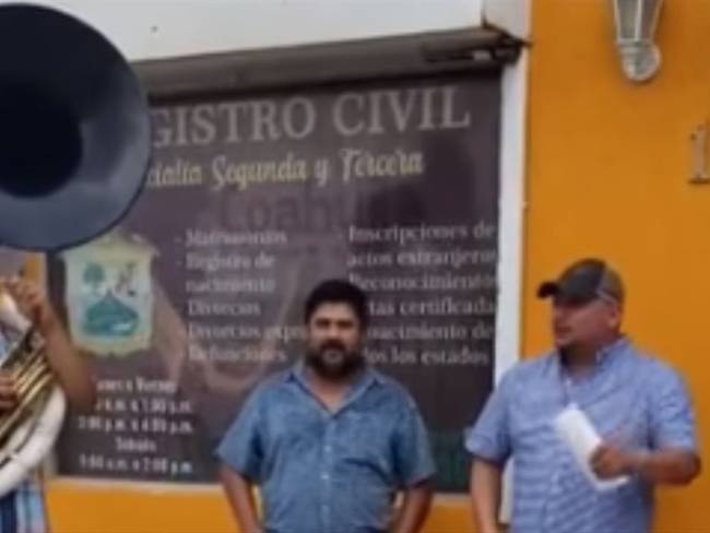 Hombre celebró con banda su divorcio en la puerta de la Notaría. Foto: Captura de pantalla @CDACUÑACOAHUILA