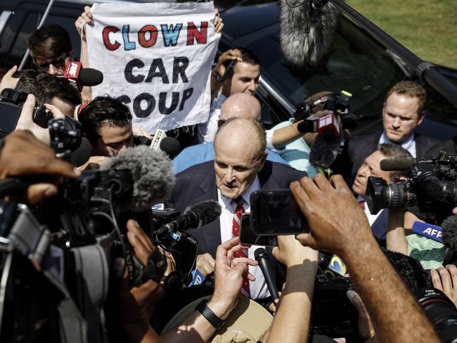 Atlanta (United States), 23/08/2023.- Former New York mayor and Donald Trump&#039;s personal attorney Rudy Giuliani (C) speaks to reporters outside the Fulton County Jail following his surrender and release on a 150,000 US dollar (138,000 euros) bond in Atlanta, Georgia, USA, 23 August 2023. Defendants, including Giuliani, have until noon on 25 August 2023 to surrender at the jail after a grand jury indictment against former US President Donald Trump and 18 co-defendants for 2020 election interference. Fulton County District Attorney Fani Willis announced the criminal charges against former President Trump and the others in an alleged sweeping and wide-ranging criminal conspiracy. (Nueva York) EFE/EPA/ERIK S. LESSER