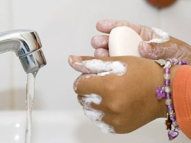 Lavado de manos. Foto: Getty Images / onebluelight