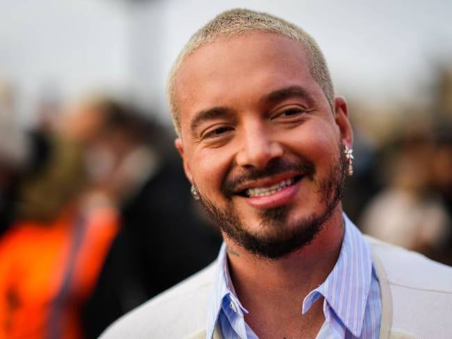 PARIS, FRANCE - JANUARY 21: J Balvin is seen, outside Dior, during Paris Fashion Week - Menswear F/W 2022-2023, on January 21, 2022 in Paris, France. (Photo by Edward Berthelot/Getty Images)
