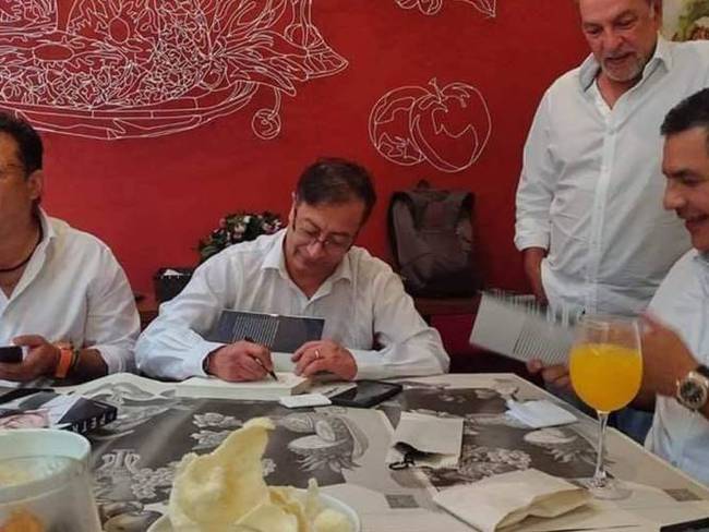 Los políticos compartieron un almuerzo en el restaurante Platillos Voladores. Foto: Cortesía.