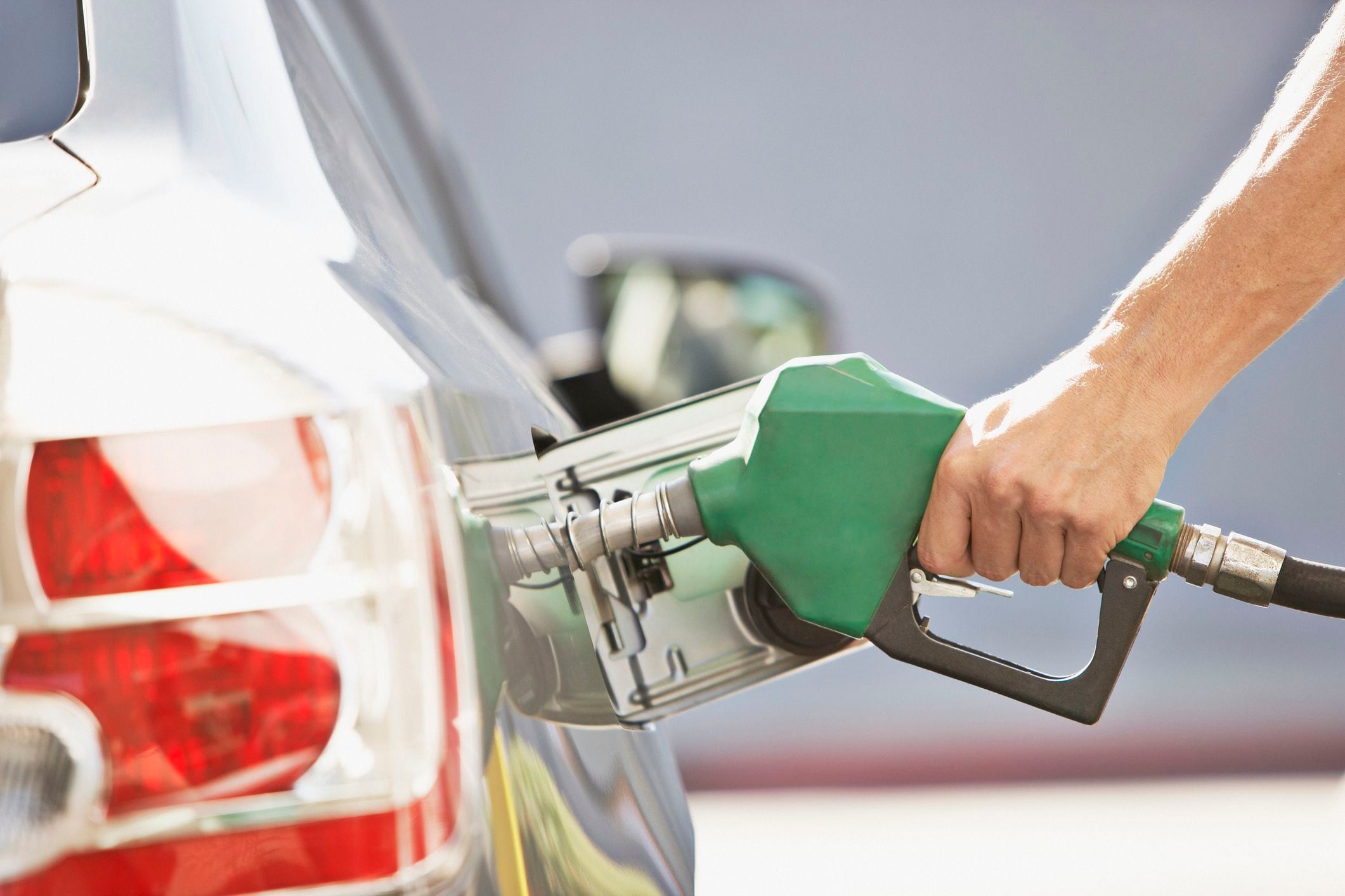 Gasolina no subirá en diciembre y evaluamos si lo hará en enero: MinHacienda