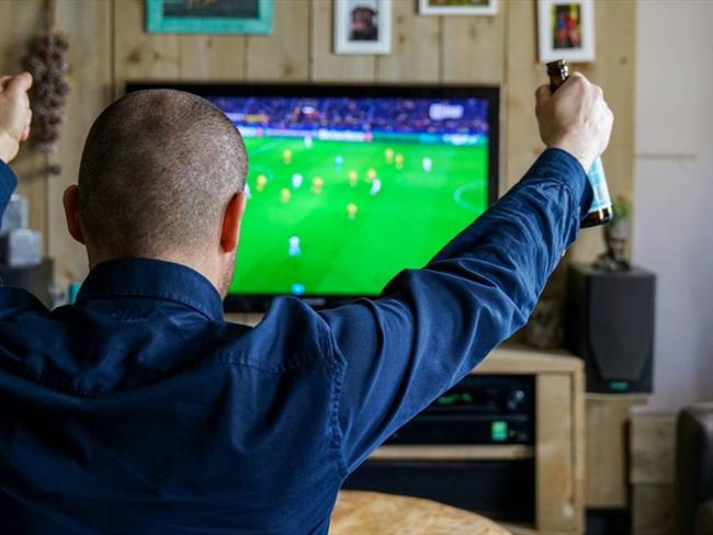 Imagen de referencia de un hombre viendo un partido de fútbol. Foto: Getty Images / Rene Wassenbergh / EyeEm