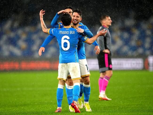 Dries Mertens, Mario Rui y Fabian Ruiz, jugadores del Napoli celebrando la victoria ante el Leicester