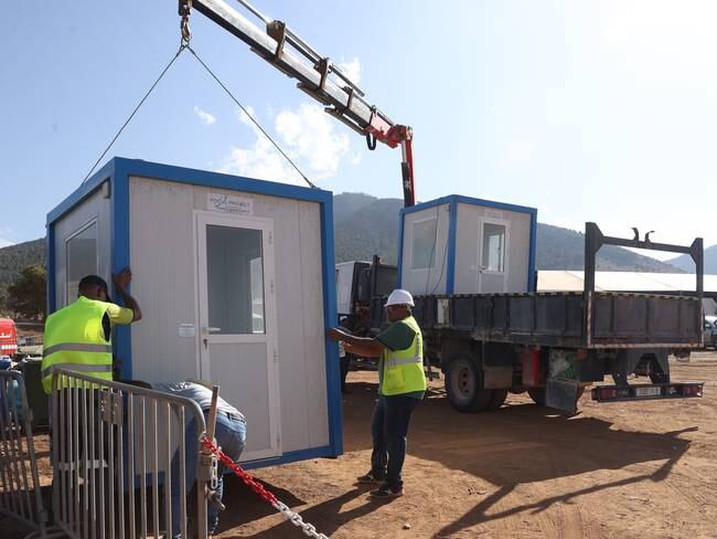 AMIZMIZ (MARRUECOS), 14/09/2023.- Los ingenieros empiezan a instalar agua corriente, electricidad y sanitarios en los campamentos de desplazados por el terremoto de Marruecos, hoy jueves en la localidad de Amizmiz. EFE/Kiko Huesca