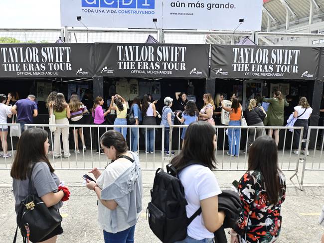 ACOMPAÑA CRÓNICA: ARGENTINA MÚSICA AME5196. BUENOS AIRES (ARGENTINA), 08/11/2023.- Fans de la cantante Taylor Swift, llegan hoy a los alrededores del estadio Más Monumental para asistir a los conciertos que dará en Buenos Aires (Argentina). Con precios de entre 30 y 130 dólares en medio de una inflación cercana al 140 %, Argentina se prepara para los tres conciertos que la cantante estadounidense Taylor Swift ofrecerá en Buenos Aires con fans llegados de todo el continente, algunos de los cuales han acampado durante meses por ocupar el lugar más cercano a su artista favorita. EFE/Matias Martin Campaya