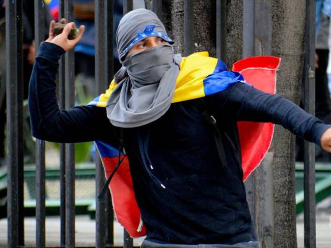 La Policía Metropolitana de Bogotá capturó a tres jóvenes que se encontraban vandalizando el CAI Jaboque. Foto: Getty Images / VANESSA JIMÉNEZ