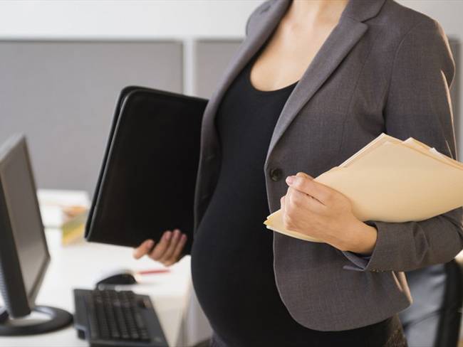 Una trabajadora de una empresa no puede ser despedida en razón a su embarazo, según el artículo 239 del Código Sustantivo del Trabajo . Foto: Getty Images / JGI JAMIE GRILL
