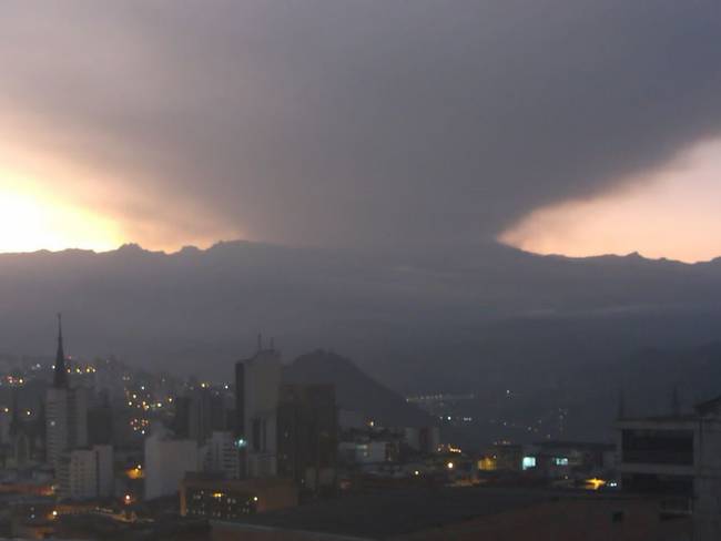 Nube que sería de ceniza en Manizales. Foto: Servicio Geológico Colombiano.