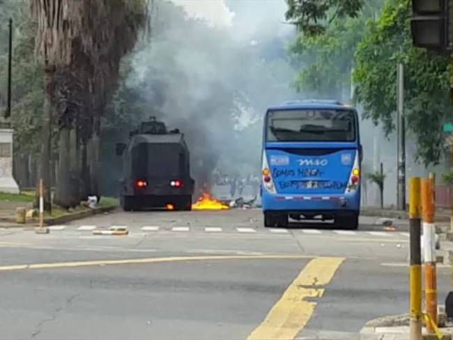 Encapuchados intentaron incendiar un bus del MIO. Foto: Erika Rebolledo