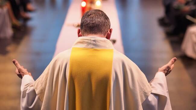 Controversia por discurso político de sacerdote durante eucaristía en Cali / foto de referencia. Foto: Getty Images