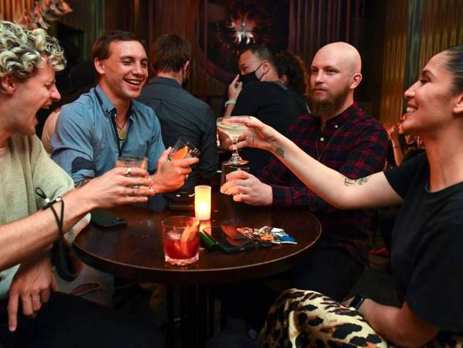 Eso échele tierrita a... la fiesta que no quiso ir y su amigo termino pagando todo el trago. Créditos: Getty Images