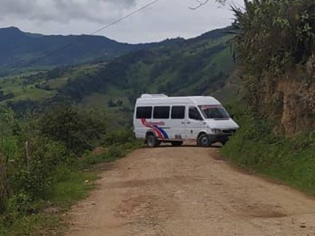 Buseta de servicio intermunicipal fue atravesada en la vía Ocaña- Hacarí- Cortesía Nelson Vargas 