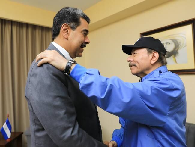 AME075. LA HABANA (CUBA), 16/09/2023.- Fotografía cedida por prensa de Miraflores, donde se observa al presidente de Venezuela Nicolás Maduro (i) junto a el presidente de Nicaragua, Daniel Ortega, durante la Cumbre del G77 + China hoy, en La Habana (Cuba). Los presidentes de Venezuela y Nicaragua, Nicolás Maduro y Daniel Ortega, respectivamente, reafirmaron en Cuba, en una reunión paralela a la cumbre del G77+China que se celebra en La Habana, su apuesta por la cooperación internacional como un mecanismo para seguir fortaleciendo las relaciones bilaterales, informó este sábado el Gobierno del país suramericano. EFE/ prensa de Miraflores/SOLO USO EDITORIAL/SOLO DISPONIBLE PARA ILUSTRAR LA NOTICIA QUE ACOMPAÑA (CRÉDITO OBLIGATORIO)