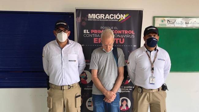 Oficiales de Migración Colombia adscritos a la Regional Andina detuvieron en Ibagué al ciudadano estadounidense Stephen Alan Early. Foto: Migración Colombia