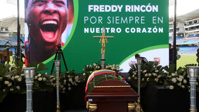 Homenaje de despedida al exfutbolista colombiano Freddy Rincón (Photo by Paola Mafla / AFP)