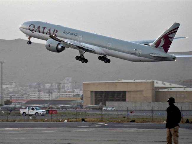 Vuelo de Qatar Airways dejando Kabul.. Foto: AFP / WAKIL KOHSAR .