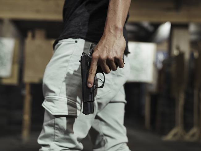 Imagen de referencia de hombre armado con una pistola
