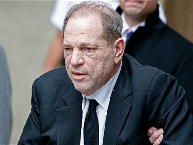 Harvey Weinstein es acusado de violencia en Los Ángeles al comenzar su juicio en NYC. Foto: Getty Images