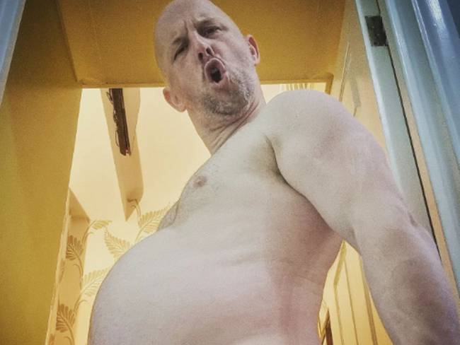 ‘The Belly King’, el hombre gana miles de dólares por mostrar su barriga en OnlyFans