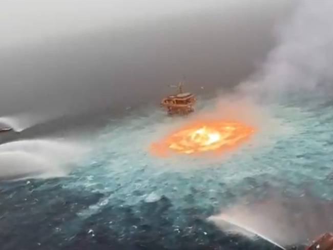 Se registra impresionante incendio sobre el mar en el Golfo de México. Foto: Captura de pantalla: Twitter @calvarezflores