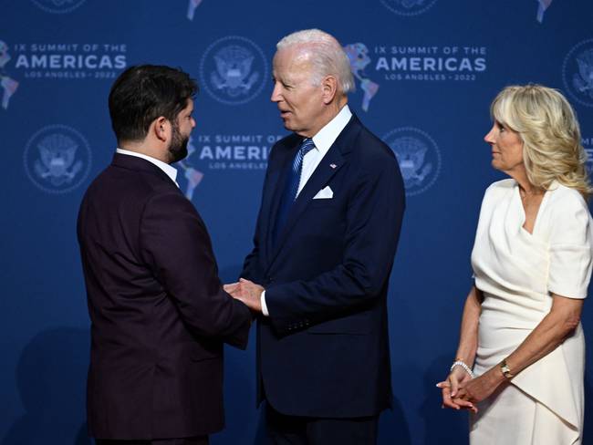 US President Joe Biden (C) and First Lady Jill Biden (R) greet Chile&#039;s President Gabriel Boric as he arrives for the 9th Summit of the Americas at the Los Angeles Convention Center in Los Angeles, California on June 8, 2022. (Photo by Jim WATSON / AFP) (Photo by JIM WATSON/AFP via Getty Images)