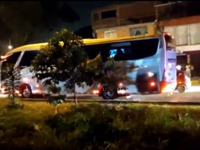 Retienen bus con pasajeros y queman camión de cerveza en Cali. Foto: Captura de video