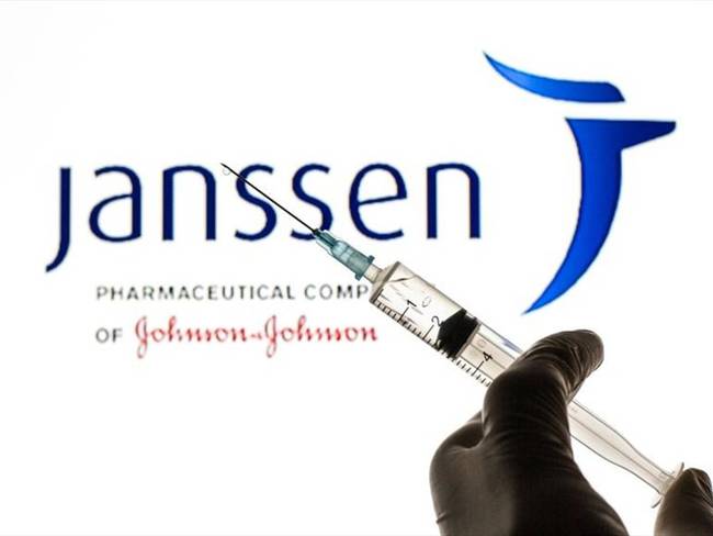 La FDA alertó sobre la vacuna de Janssen por algunos casos relacionados con trombos. Foto: Getty Images / THIAGO PRUDENCIO