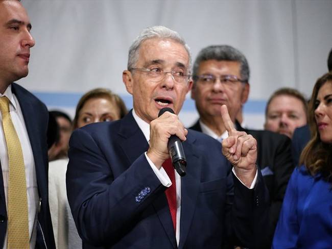 La Fiscalía pedirá preclusión a favor del expresidente Álvaro Uribe en la investigación por manipulación de testigos. Foto: Colprensa / ÁLVARO TAVERA