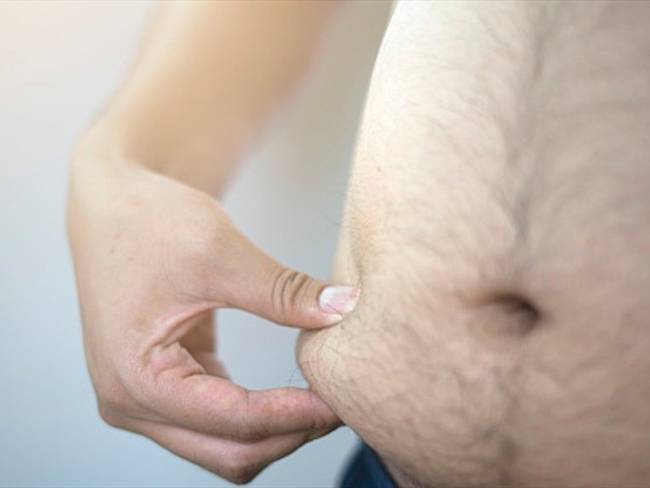 El exceso de grasa corporal alrededor de la cintura ha sido relacionado con un tamaño más pequeño de cerebro.. Foto: Getty Images