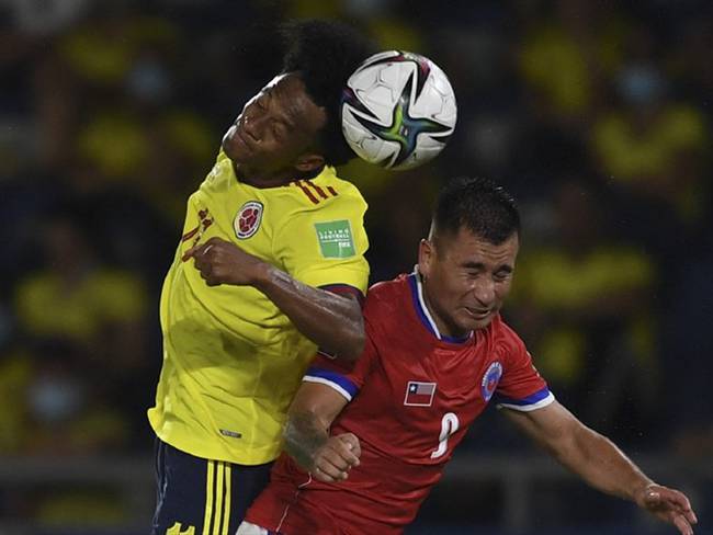 Juan Guillermo Cuadrado y Jean Meneses en el partido entre Colombia y Chile por Eliminatorias. Foto: JUAN BARRETO/AFP via Getty Images