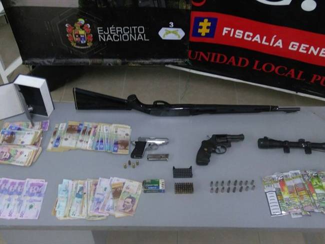 El individuo detenido en flagrancia poseía un rifle, munición y otros elementos. Foto: Fiscalía
